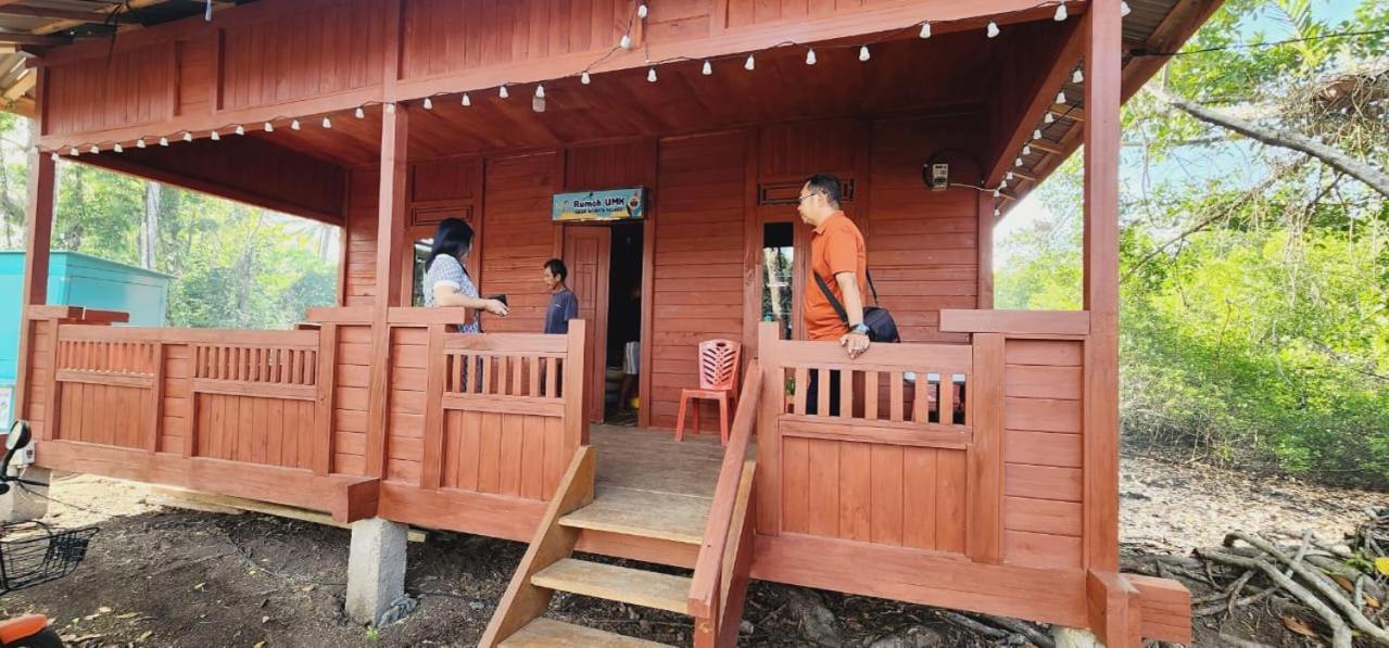 Pondok Wisata Terapung Desa Palaes Hotel Exterior photo